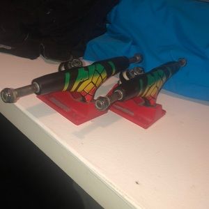 Skateboard trucs